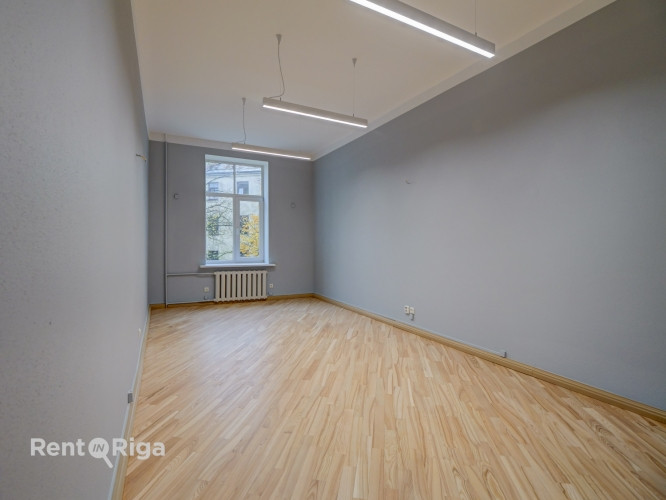 Birojs ar burvīgu skatu uz Sv. Ģertrūdes baznīcu.  LED apgaismojums, atjaunotas grīdas. Rīga - foto 8
