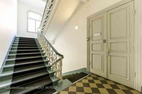 Общая площадь  154 м. Офис расположен на 5-м этаже элегантного офисного здания, Rīga