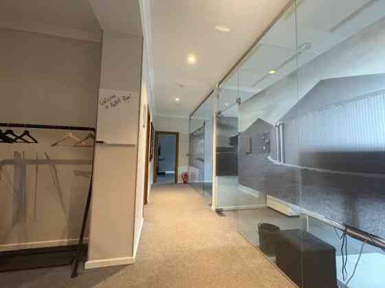 Общая площадь  154 м. Офис расположен на 5-м этаже элегантного офисного здания, Rīga