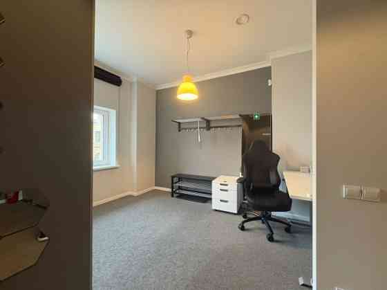 Общая площадь  154 м. Офис расположен на 5-м этаже элегантного офисного здания, Rīga