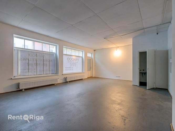 Pārdošanā komerctelpas fasādes mājā!  Piedāvājumā 1. stāva komerctelpas! Objekts atrodās Rīga - foto 1