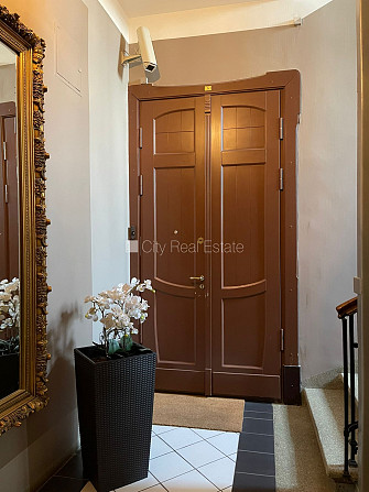 Фасадный дом, закрытый двор, место для машины, вход со двора, апартаменты люкс 161 Рига - изображение 20