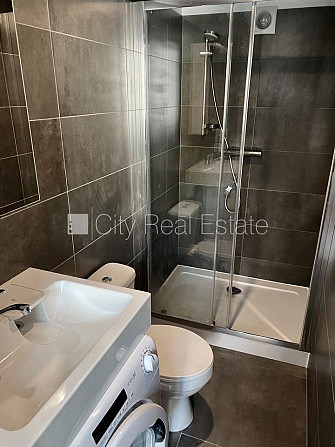 Fasādes māja, renovēta māja, slēgts pagalms, ieeja no ielas, kāpņu telpa pēc kapitālā Rīga - foto 7