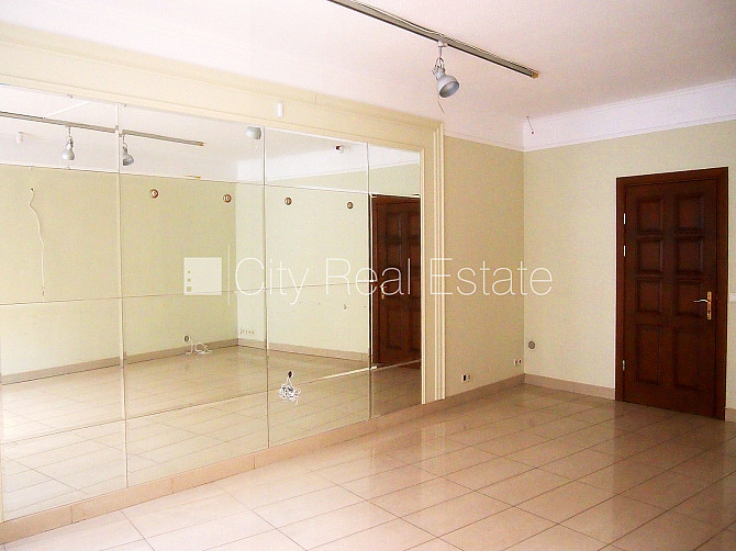 Фасадный дом, реновированный дом, вход с улицы, окна выходят в обе стороны дома, Рига - изображение 19