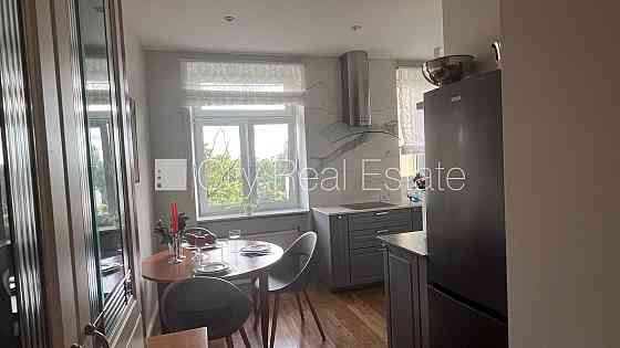 Фасадный дом, реновированный дом, реставрированный дом, место для машины, вход с Рига