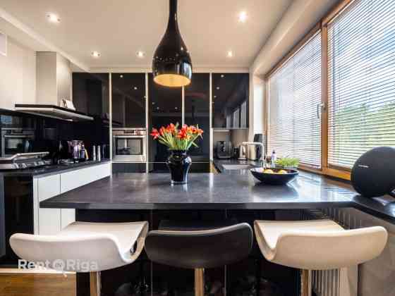 Bright and cozy 4-room apartment in residential project in the city center.  Great and quiet locatio Рига