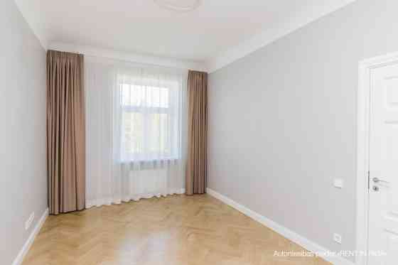 Īrei tiek piedāvāts elegants un ērts 4 istabu dzīvoklis pilsētas centrā ar kopējo platību 93 kvadrāt Rīga