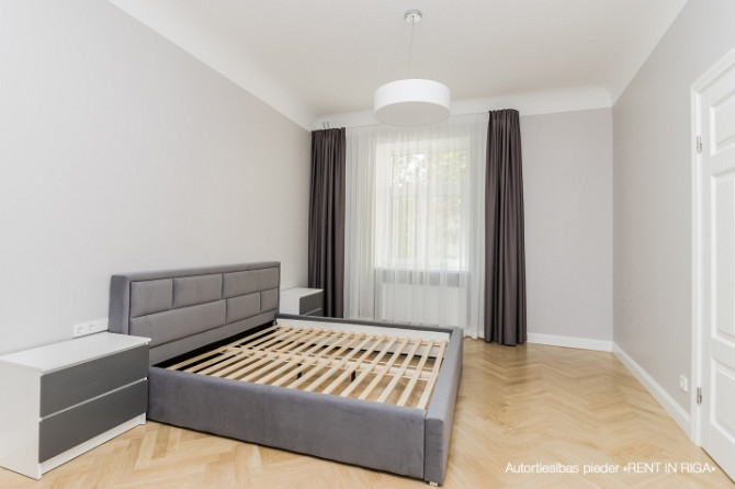 Īrei tiek piedāvāts elegants un ērts 4 istabu dzīvoklis pilsētas centrā ar kopējo platību Rīga - foto 5