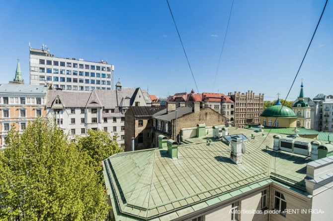 Īrei tiek piedāvāts elegants un ērts 4 istabu dzīvoklis pilsētas centrā ar kopējo platību Rīga - foto 2