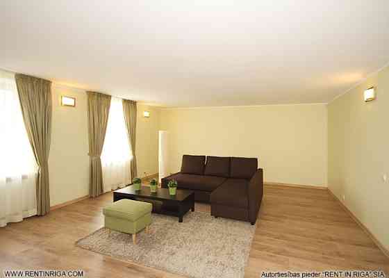 Spacious five-room apartment in the Quiet Centre, in a renovated building on Pumpura Street.  The ap Rīga