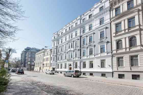 Spacious five-room apartment in the Quiet Centre, in a renovated building on Pumpura Street.  The ap Rīga