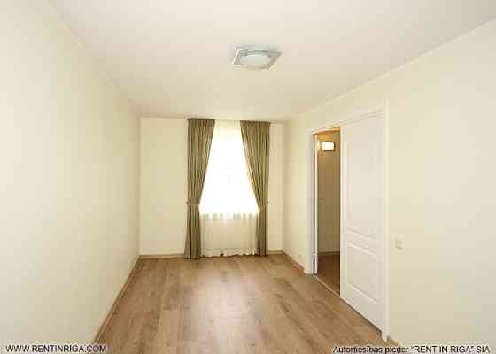 Spacious five-room apartment in the Quiet Centre, in a renovated building on Pumpura Street.  The ap Rīga