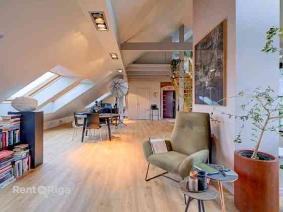 Просторная мансардная квартира с высокими потолками, большой террасой и видом на Rīga