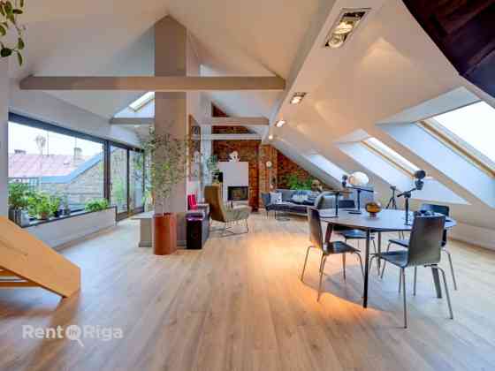 Просторная мансардная квартира с высокими потолками, большой террасой и видом на Rīga