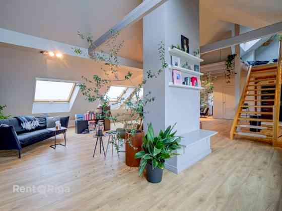 Просторная мансардная квартира с высокими потолками, большой террасой и видом на Rīga