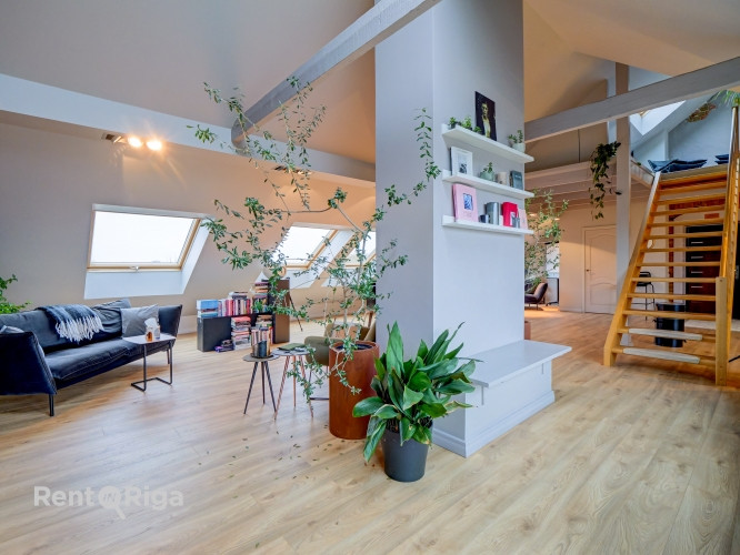 Plašs Mansarda dzīvoklis ar augstiem griestiem, plašu terasi un skatu uz Rīgas jumtiem. Rīga - foto 5