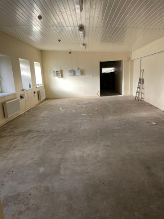 Iznomā komerciālu ēku stratēģiski izdevīgā vietā!  Piedāvājumā atsevišķi stāvoša Rīga - foto 2