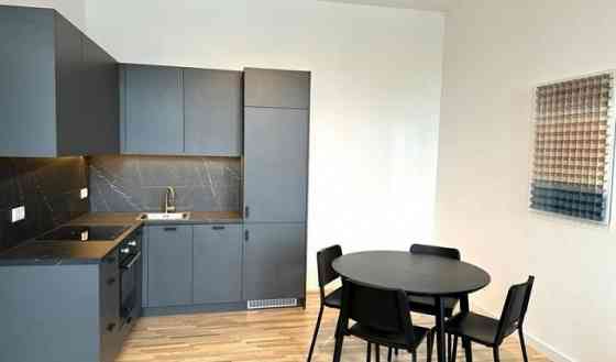 Izīrē 3-istabu dzīvokli, 52 m2 platībā Skolas ielā 13, Rīgā.  Dzīvokļa plānojums sastāv no 2 izolētā Рига