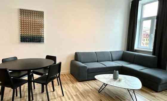 Izīrē 3-istabu dzīvokli, 52 m2 platībā Skolas ielā 13, Rīgā.  Dzīvokļa plānojums sastāv no 2 izolētā Рига