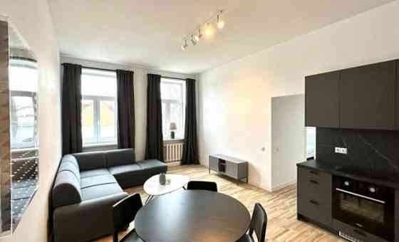 Izīrē 3-istabu dzīvokli, 52 m2 platībā Skolas ielā 13, Rīgā.  Dzīvokļa plānojums sastāv no 2 izolētā Рига