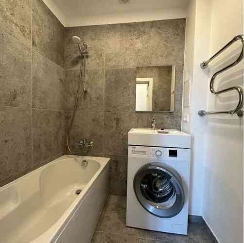 Izīrē 3-istabu dzīvokli, 52 m2 platībā Skolas ielā 13, Rīgā.  Dzīvokļa plānojums sastāv no 2 izolētā Рига