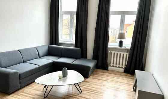 Izīrē 3-istabu dzīvokli, 52 m2 platībā Skolas ielā 13, Rīgā.  Dzīvokļa plānojums sastāv no 2 izolētā Рига