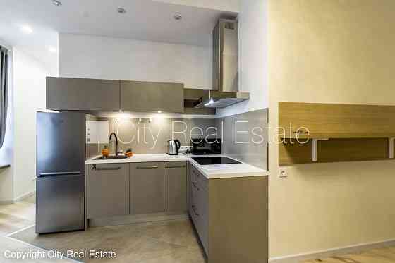 Здание во дворе, благоустроенная озеленённая территория, закрытый двор, въездные Рига