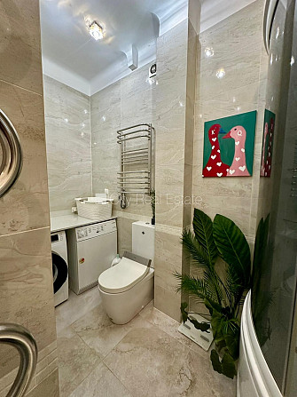 Фасадный дом, реновированный дом, место для машины, вход с улицы и со двора, Рига - изображение 18