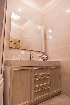 Фасадный дом, реновированный дом, место для машины, вход с улицы и со двора, Рига - изображение 20