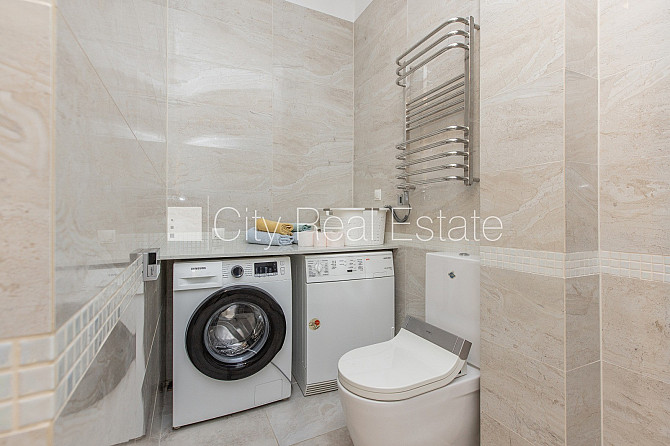 Фасадный дом, реновированный дом, место для машины, вход с улицы и со двора, Рига - изображение 19