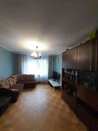 Pārdošanā 4-istabu dzīvoklis Zolitūdē. Tas sastāv no priekštelpas, trīs izolētām istabām, vienas cau Рига