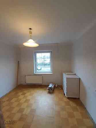 Pārdošanā 4-istabu dzīvoklis Zolitūdē. Tas sastāv no priekštelpas, trīs izolētām istabām, vienas cau Рига