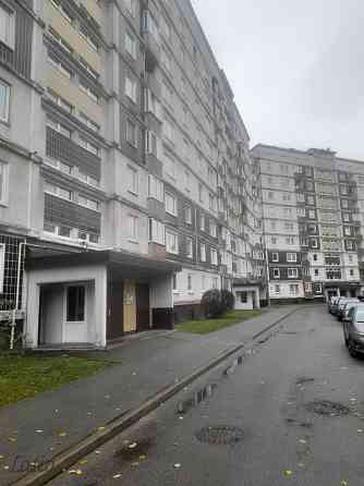 Pārdošanā 4-istabu dzīvoklis Zolitūdē. Tas sastāv no priekštelpas, trīs izolētām istabām, vienas cau Рига