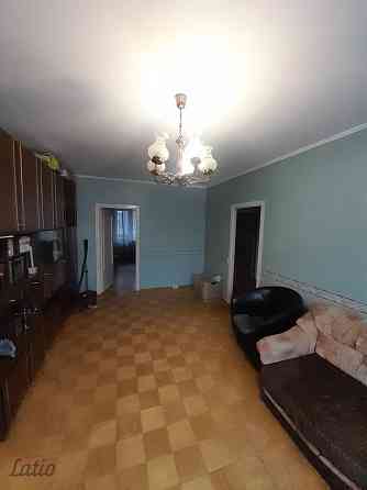 Pārdošanā 4-istabu dzīvoklis Zolitūdē. Tas sastāv no priekštelpas, trīs izolētām istabām, vienas cau Рига