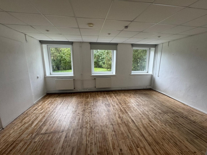 Izīrē telpas, Jūrmalā. Pieejamas vairākas telpas ar dažādu platību vai visa ēka kopumā. Jūrmala - foto 4