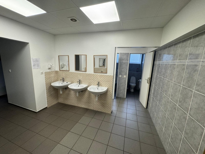 Izīrē telpas, Jūrmalā. Pieejamas vairākas telpas ar dažādu platību vai visa ēka kopumā. Jūrmala - foto 7