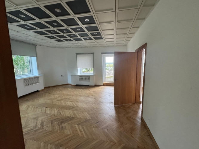 Izīrē telpas, Jūrmalā. Pieejamas vairākas telpas ar dažādu platību vai visa ēka kopumā. Jūrmala - foto 5