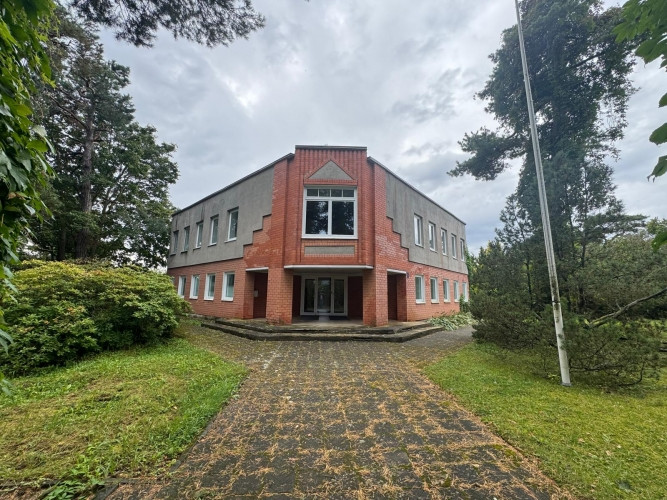 Izīrē telpas, Jūrmalā. Pieejamas vairākas telpas ar dažādu platību vai visa ēka kopumā. Jūrmala - foto 1