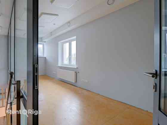 Новый автономный офис в Тихом центре  в двух уровнях, с отдельным входом. Рига