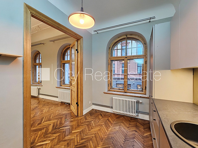 Fasādes māja, renovēta māja, ieeja no ielas, ir lifts, kāpņu telpa pēc kapitālā remonta, Rīga - foto 7