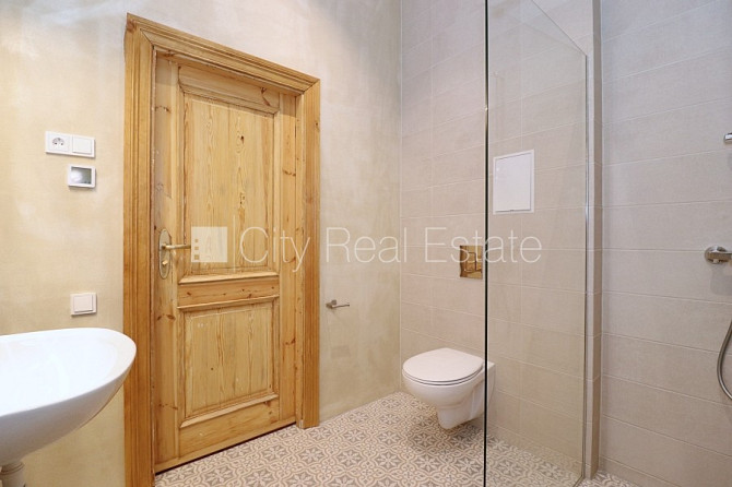 Fasādes māja, renovēta māja, ieeja no ielas, ir lifts, kāpņu telpa pēc kapitālā remonta, Rīga - foto 10