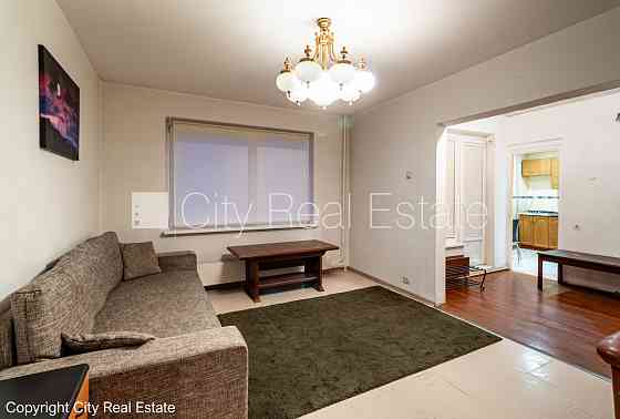 Земля в собственности, здание во дворе, благоустроенная озеленённая территория, Рига