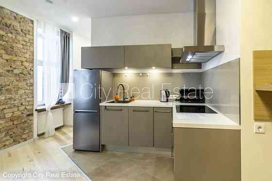 Здание во дворе, реновированный дом, благоустроенная озеленённая территория, Rīga