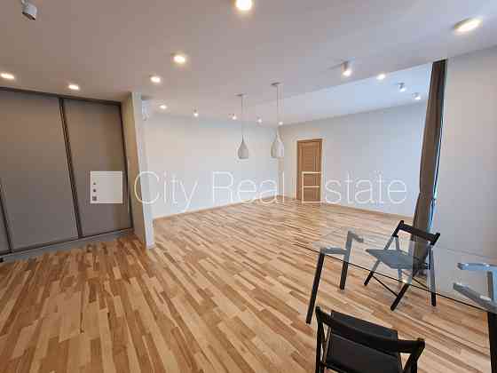 Здание во дворе, реновированный дом, благоустроенный озеленённый двор, Рига