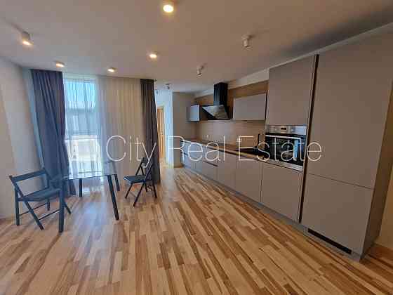 Здание во дворе, реновированный дом, благоустроенный озеленённый двор, Рига