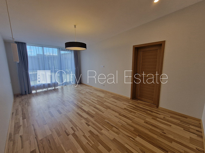 Здание во дворе, реновированный дом, благоустроенный озеленённый двор, Рига - изображение 10