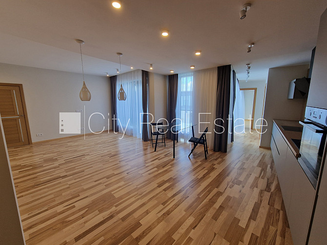 Здание во дворе, реновированный дом, благоустроенный озеленённый двор, Рига - изображение 2