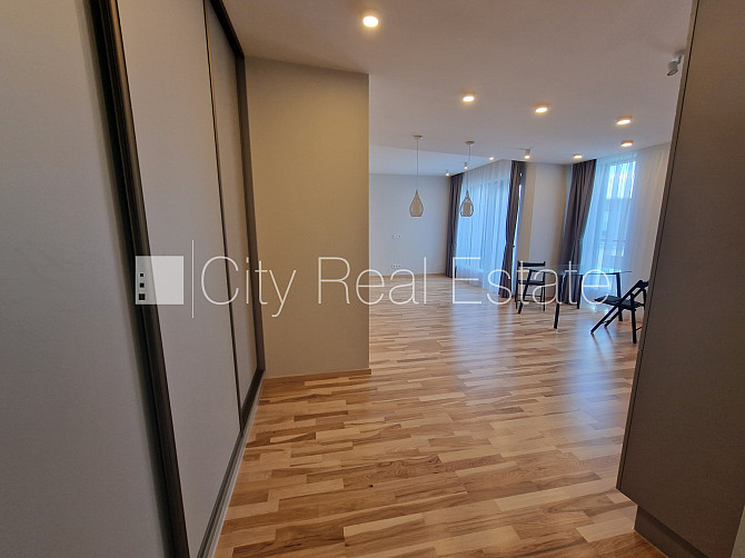 Здание во дворе, реновированный дом, благоустроенный озеленённый двор, Рига - изображение 4