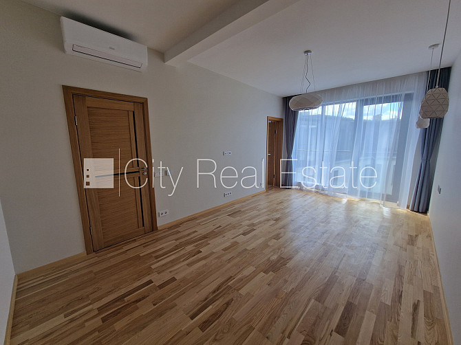 Здание во дворе, реновированный дом, благоустроенный озеленённый двор, Рига - изображение 8