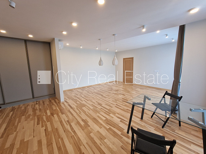 Здание во дворе, реновированный дом, благоустроенный озеленённый двор, Рига - изображение 3